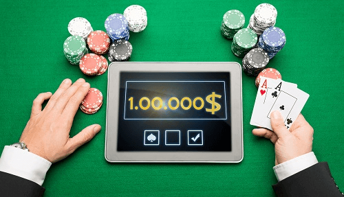 Spielen und gewinnen Sie Poker Foto von Tablet mit Karten & Chips